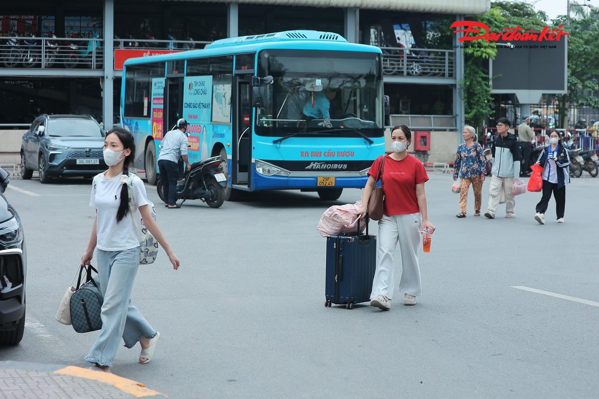 Theo ông Hùng, tại Bến xe Giáp Bát lượng khách trong ngày cao điểm có thể đạt khoảng 9.000 lượt/ngày, tăng hơn 200% so với ngày thường, với khoảng 760 lượt xe xuất bến.
