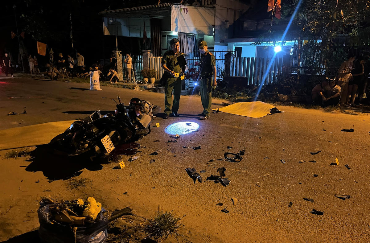 Lực lượng chức năng đang khám nghiệm hiện trường vụ tai nạn giao thông. Ảnh: CV.