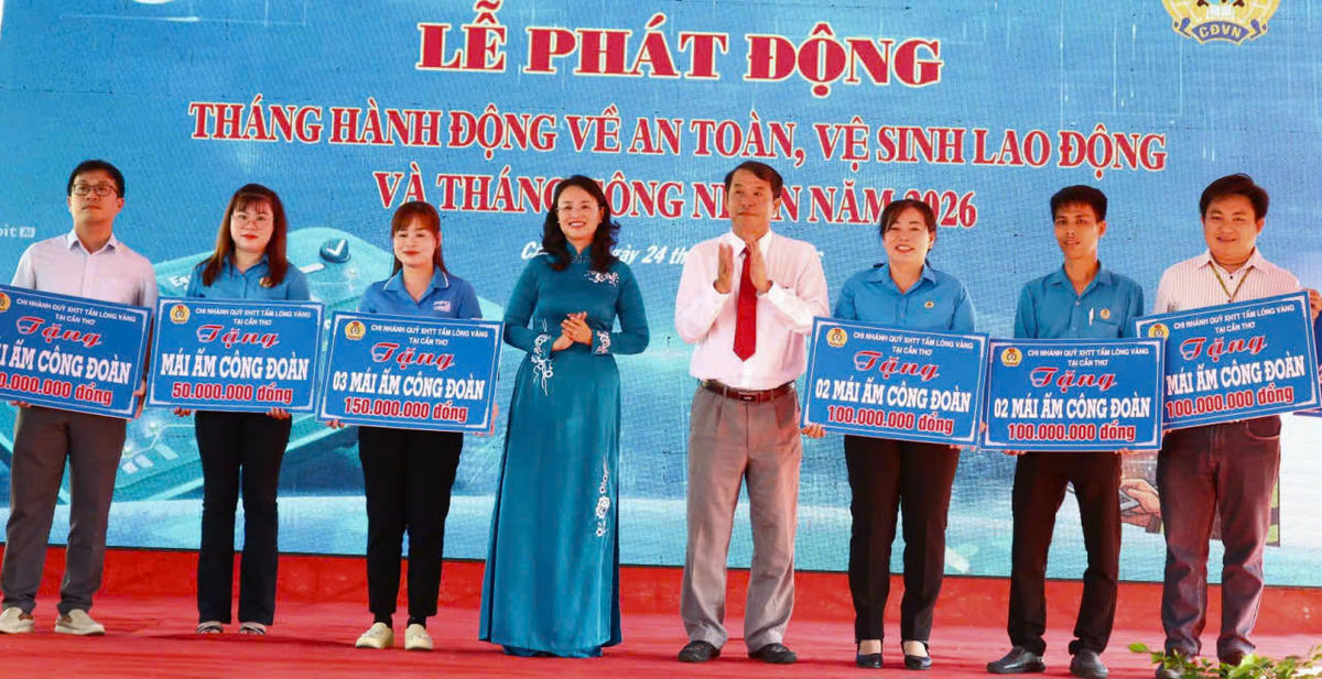 Phó Chủ tịch UBND TP Cần Thơ,&nbsp;Trưởng ban Chỉ đạo Tháng hành động về An toàn, vệ sinh lao động TP Cần Thơ, Nguyễn Văn Khởi và bà Lê Thị Sương Mai, Phó Chủ tịch Ủy ban MTTQ Việt Nam TP Cần Thơ, Chủ tịch LĐLĐ TP Cần Thơ tặng quà cho đoàn viên, người lao động có hoàn cảnh khó khăn. Ảnh CTV