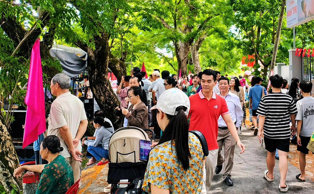 Rất đông người dân và du khách tới tham quan Lễ hội Sắc sưa Hương Trà-Đà Nẵng 2026. Ảnh: Tấn Thành.