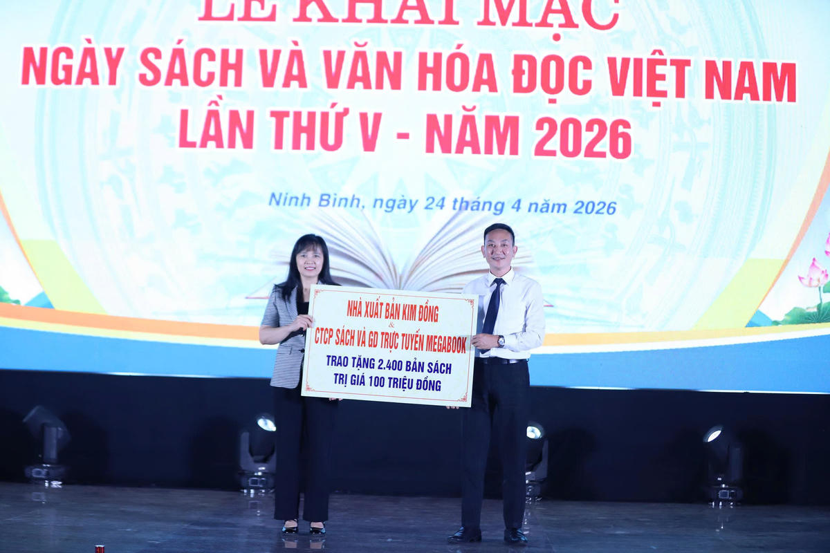 Đại diện ngành Giáo dục - Đào tạo tỉnh tiếp nhận sách tặng từ Ban tổ chức. Ảnh: Duy Hưng&nbsp;