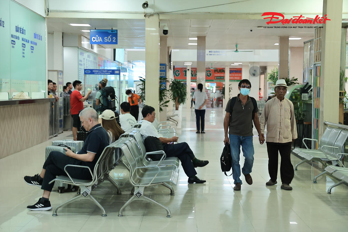 Trong nhà chờ bến xe, lượng hành khách bắt đầu đông đúc, nhộn nhịp hơn so với ngày thường.