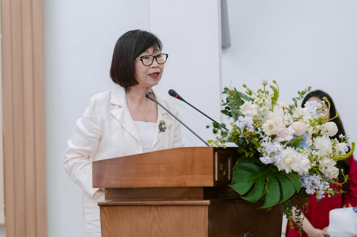 Tiến sĩ Lê Thị Minh Lý, Ủy viên Hội đồng Di sản quốc gia, nguyên Phó Cục trưởng Di sản văn hóa trình bày tham luận.