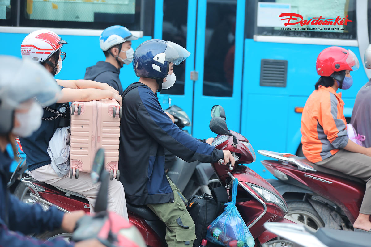 Người dân mang theo nhiều hành lý, lỉnh kỉnh đồ đạc rời Hà Nội về quê nghỉ lễ Giỗ Tổ Hùng Vương.