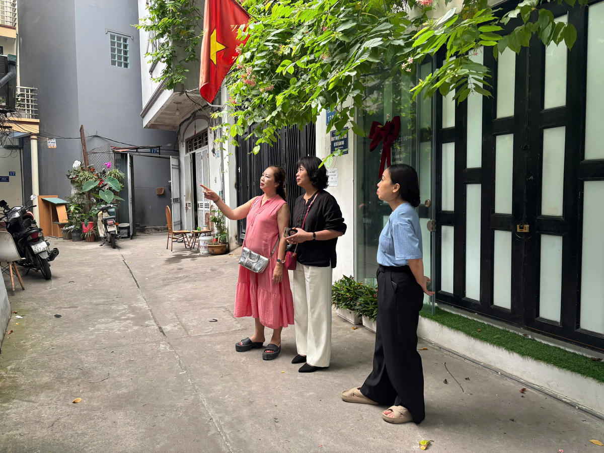 Bà Trần Cẩm Anh - Chủ tịch Ủy ban MTTQ Việt Nam phường Yên Hòa nắm bắt tình hình nhân dân thuộc diện giải phóng mặt bằng tại Tổ dân phố số 31.