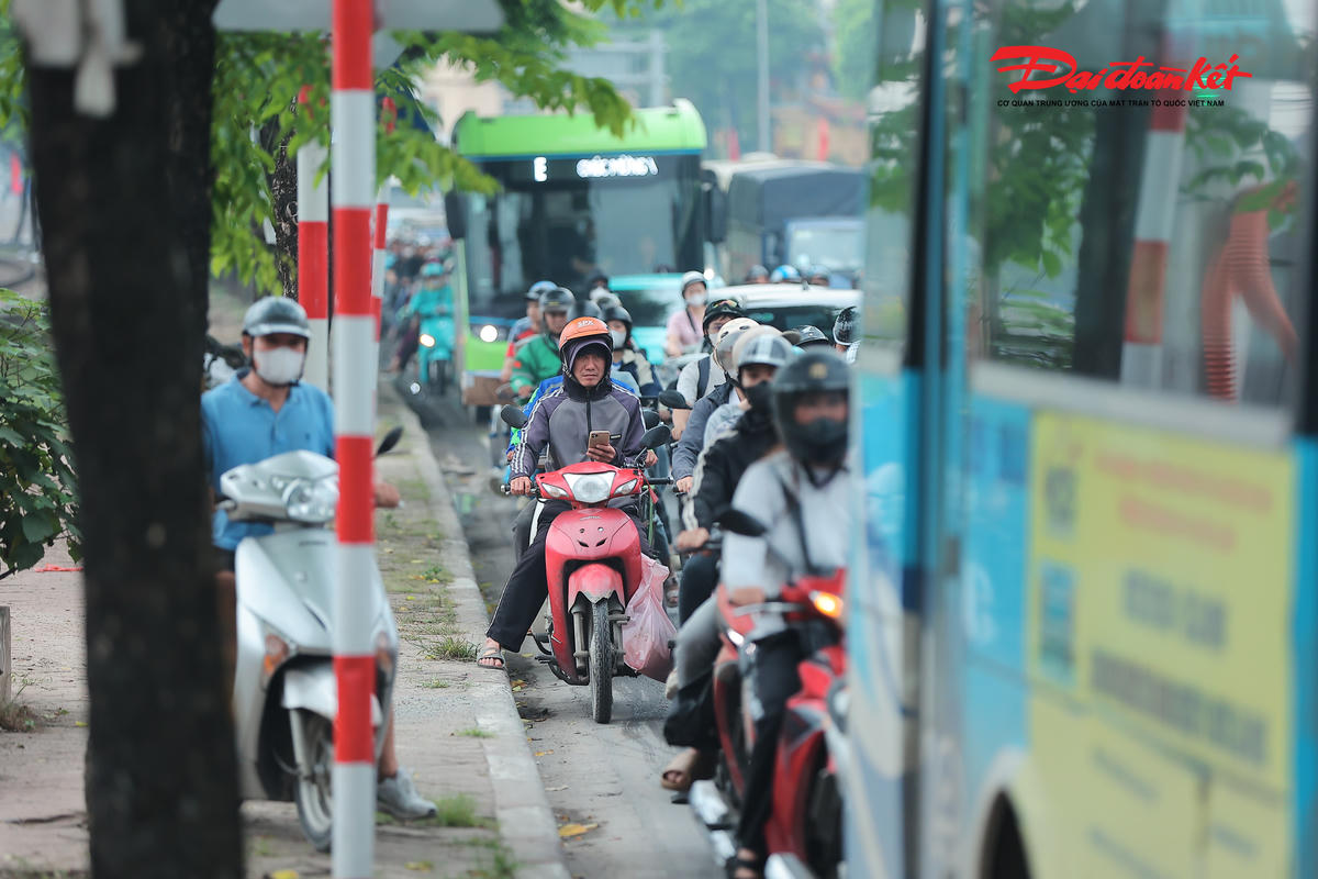 Người dân lỉnh kỉnh đồ đạc rời Thủ đô, cửa ngõ phía Nam Hà Nội đông đúc trước kỳ nghỉ lễ