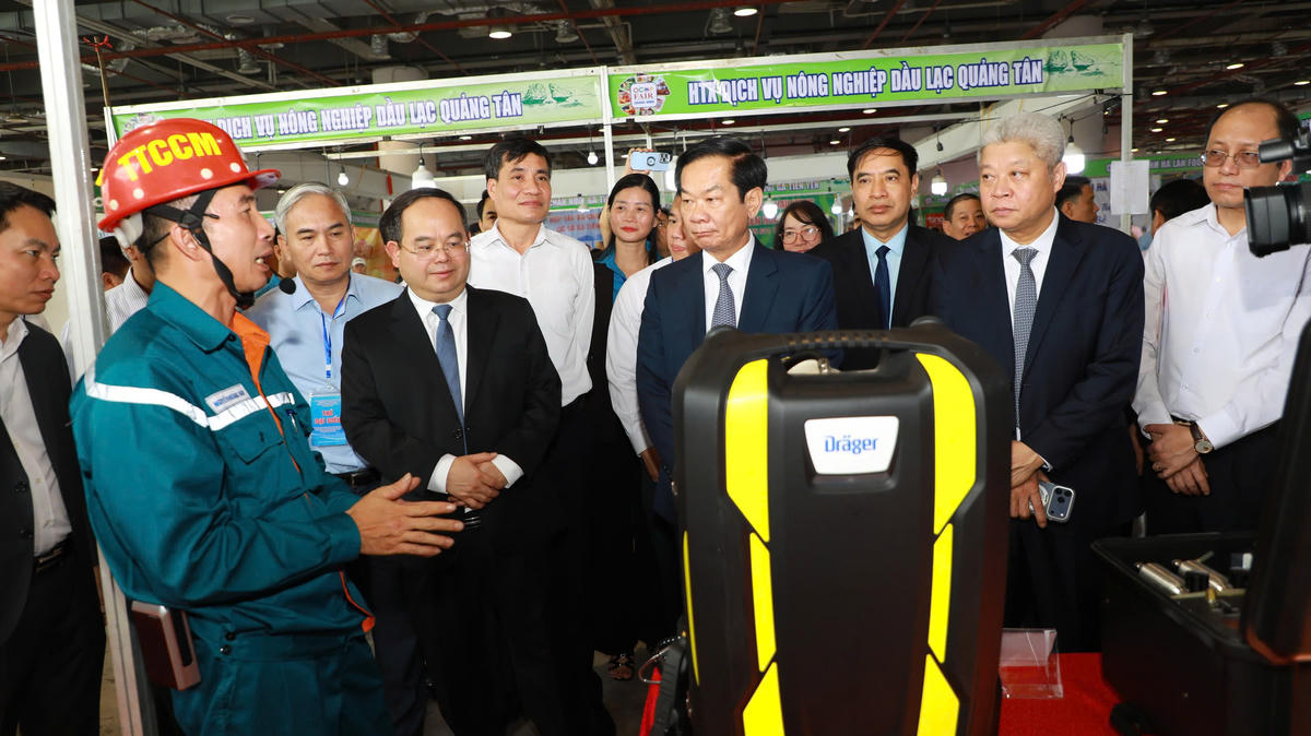 Các đại biểu đi tham quan gian hàng trưng bày, triển lãm các sản phẩm công nghệ, thiết bị hiện đại về công tác an toàn, vệ sinh lao động, bảo vệ sức khoẻ cho người lao động.