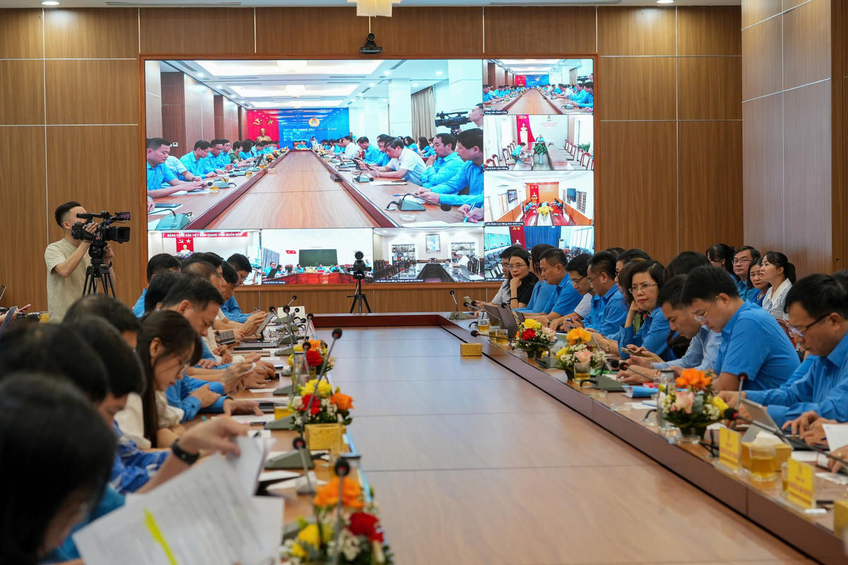 Hội nghị diễn ra với hình thức trực tiếp và trực tuyến tới 42 điểm cầu. Ảnh: Hữu Chánh