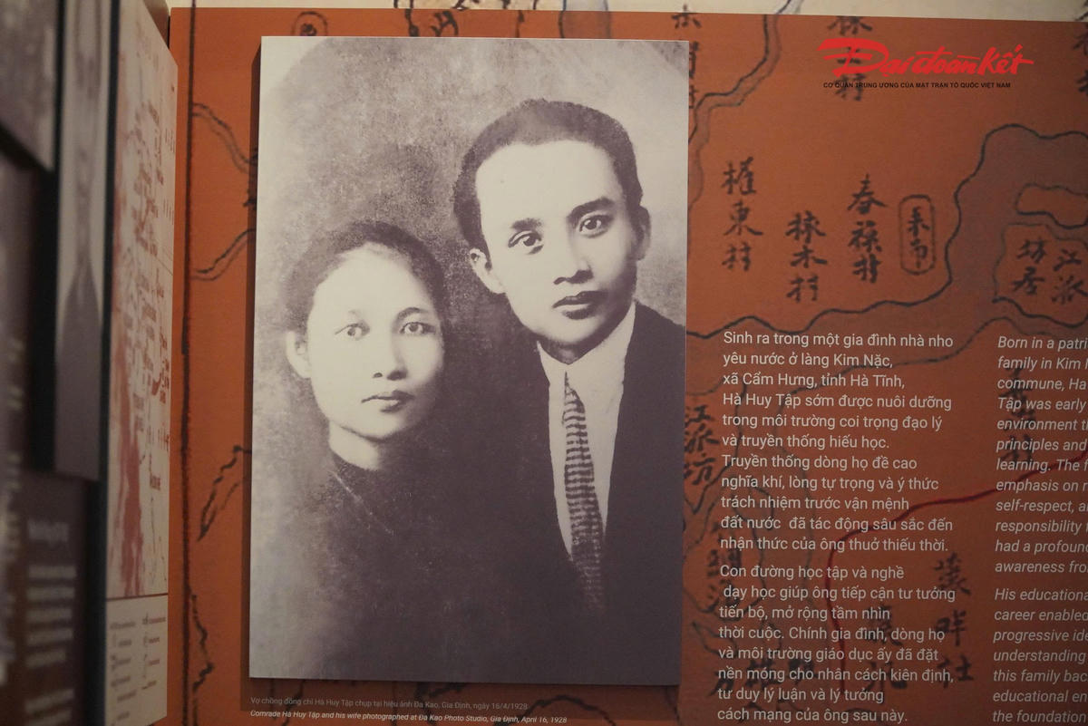 Nổi bật là bức ảnh vợ chồng ông chụp năm 1928, cùng các bài báo, thư từ từ đầu thập niên 1930.&nbsp;