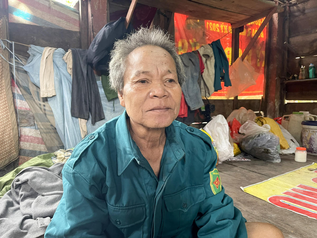 Già làng Đinh Nê kể về những ngày sống trong hang đá. Ảnh: Cẩm Kỳ&nbsp;