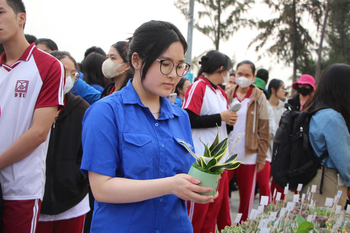 Hơn 600 tình nguyện viên dọn vệ sinh, làm đẹp vịnh Đà Nẵng