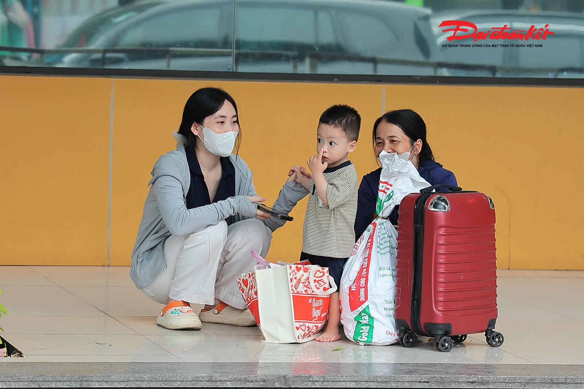 Gia đình có con nhỏ lỉnh kỉnh hành lý, vội vã ra bến xe về quê nghỉ lễ Giỗ Tổ Hùng Vương.