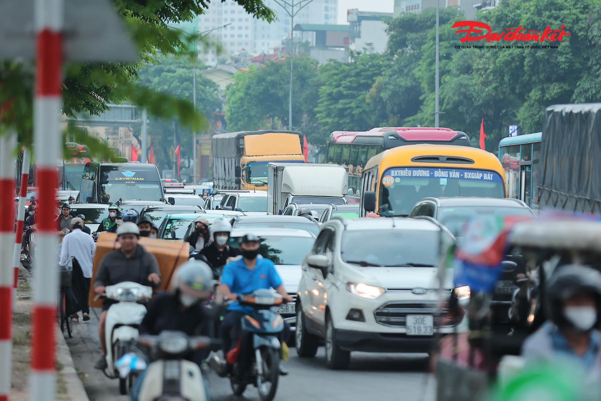 Người dân lỉnh kỉnh đồ đạc rời Thủ đô, cửa ngõ phía Nam Hà Nội đông đúc trước kỳ nghỉ lễ