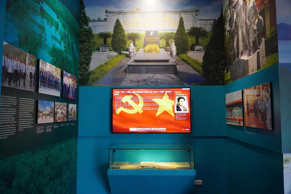 Mỗi hiện vật không chỉ mang giá trị lịch sử mà còn phản ánh rõ nét cuộc sống và công việc của một nhà lãnh đạo cách mạng trong bối cảnh đầy thử thách.