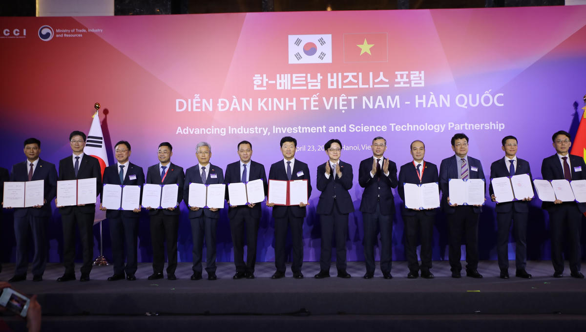 Chủ tịch Hội đồng thành viên EVN Đặng Hoàng An (thứ 6 từ trái sang) tại Lễ trao đổi các biên bản ghi nhớ hợp tác giữa doanh nghiệp hai nước Việt Nam - Hàn Quốc.&nbsp;Ảnh: EVN