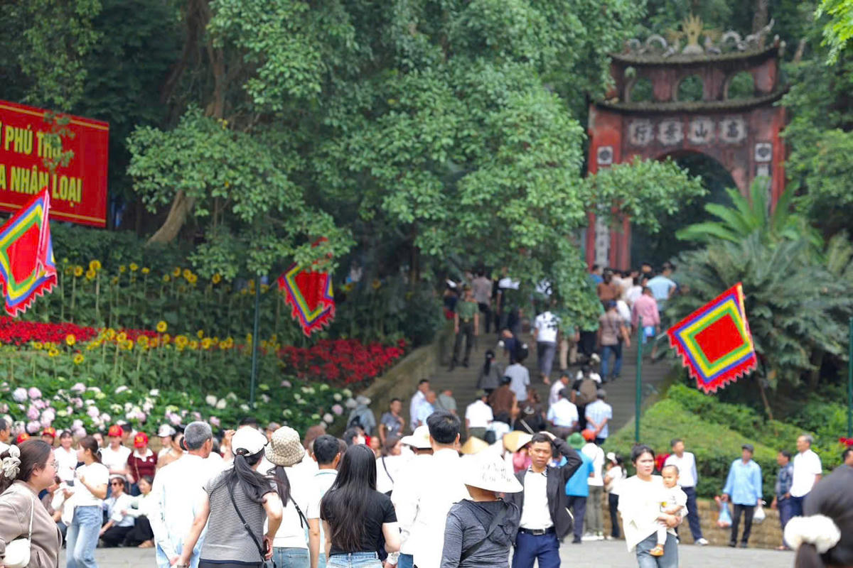 Những ngày này, người dân và du khách thập phương đến với Đền Hùng rất đông. Ảnh: CACC.