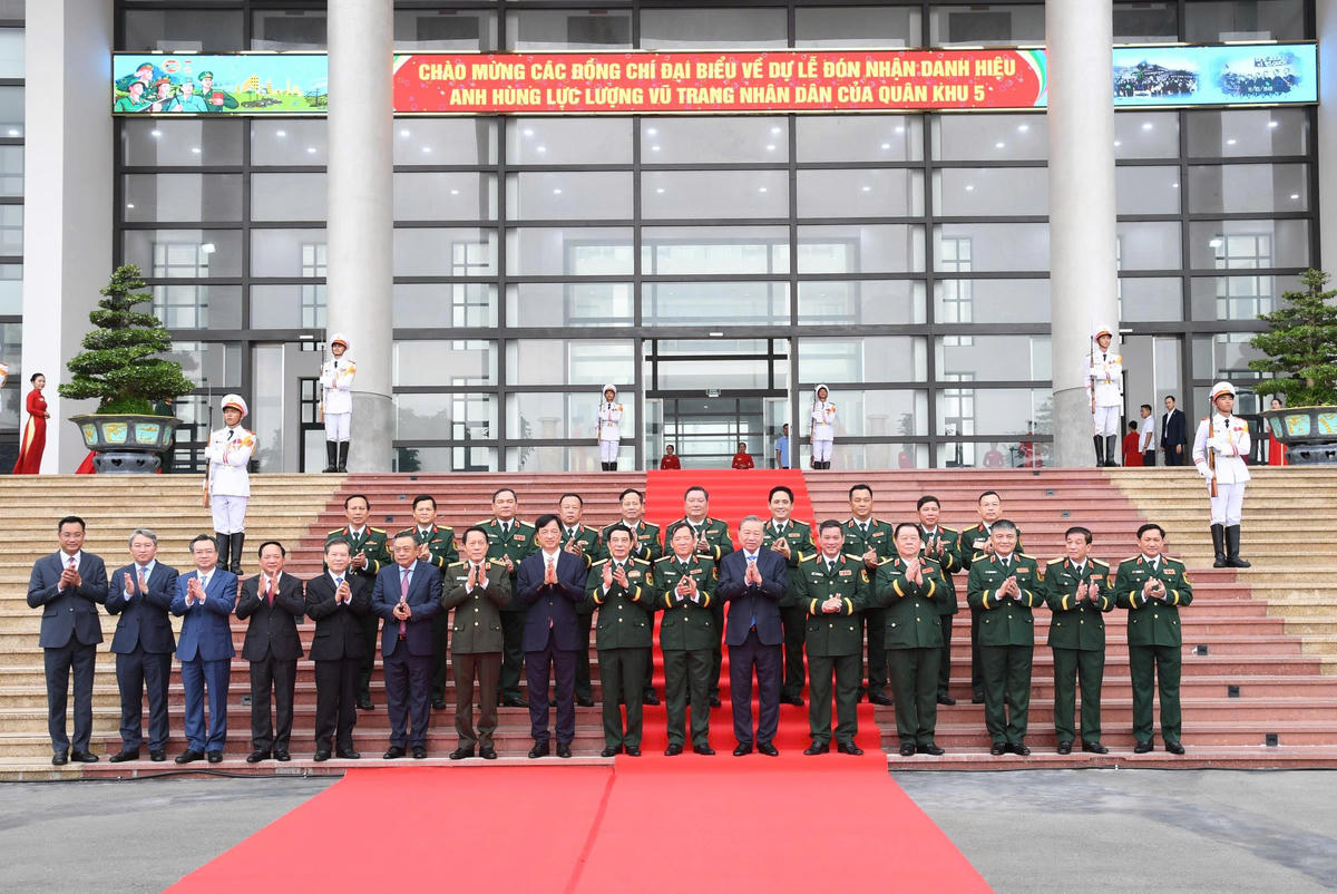 Đoàn đại biểu lãnh đạo Đảng, Nhà nước, Quân ủy Trung ương, Bộ Quốc phòng đến thăm và làm việc tại Quân khu 5. Ảnh: Lê Tây.
