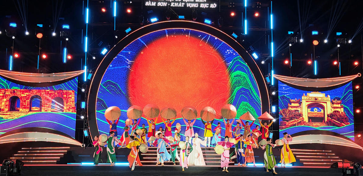Chương trình nghệ thuật đặc sắc chào đón một mùa hè rực rỡ. Ảnh: Nguyễn Chung.