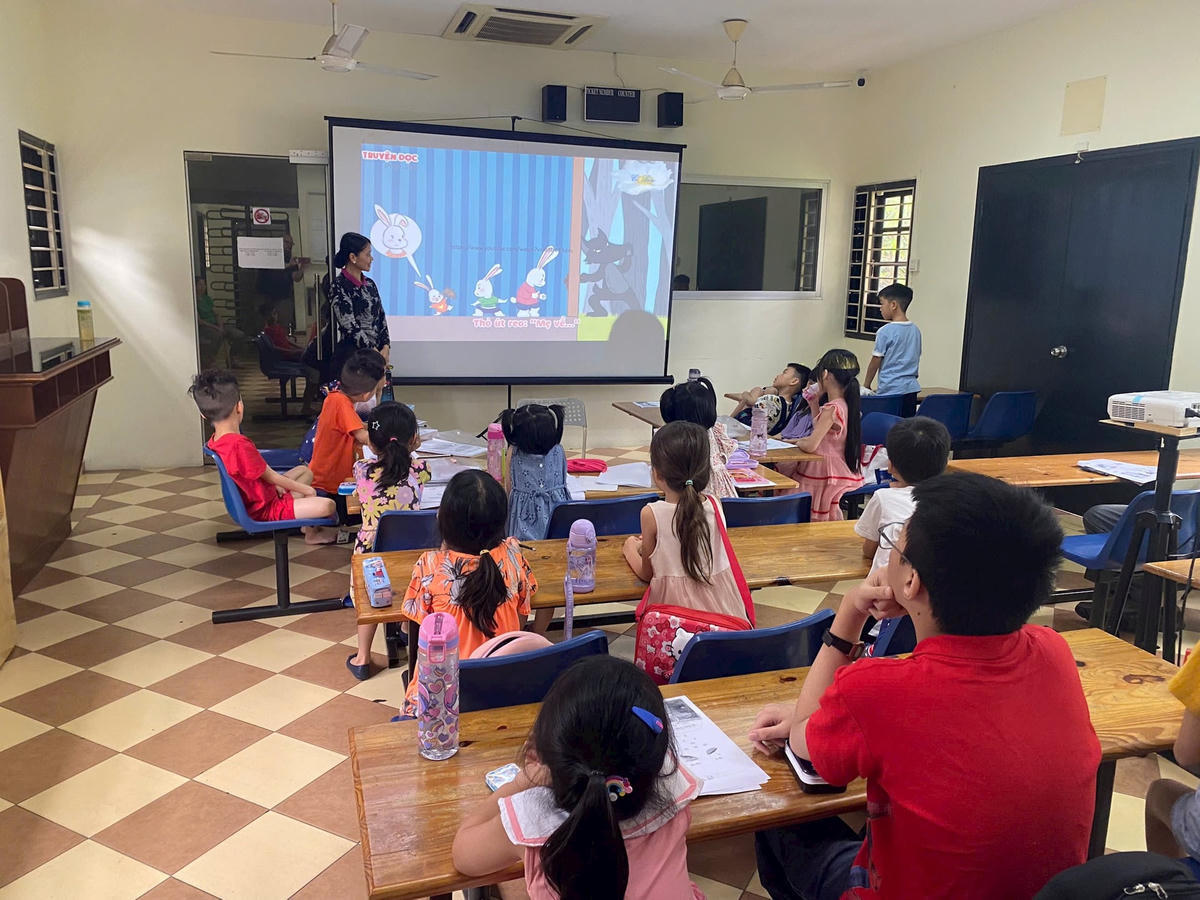 Cô giáo Nguyễn Thị Liên giảng dạy một lớp học trong Câu lạc bộ Tiếng Việt tại Malaysia. Ảnh: NVCC.