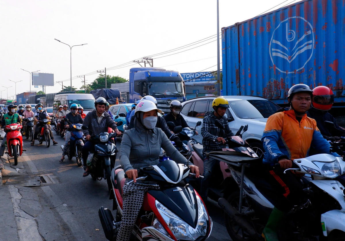 Tuyến đường dẫn vào phà Cát Lái cũng đông đúc xe ô tô, xe gắn máy do người dân di chuyển từ TP Hồ Chí Minh sang Đồng Nai. Ảnh: Đ.X.