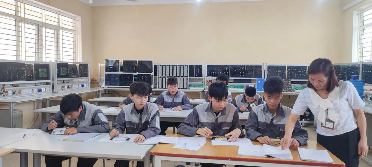 Với xu hướng đào tạo gắn với nhu cầu của DN hằng năm tỉ lệ sinh viên tốt nghiệp của Trường Cao đẳng Kinh tế và Công nghệ tỉnh Ninh Bình có&nbsp;việc làm đạt khá cao hơn 90%. Ảnh: L.H