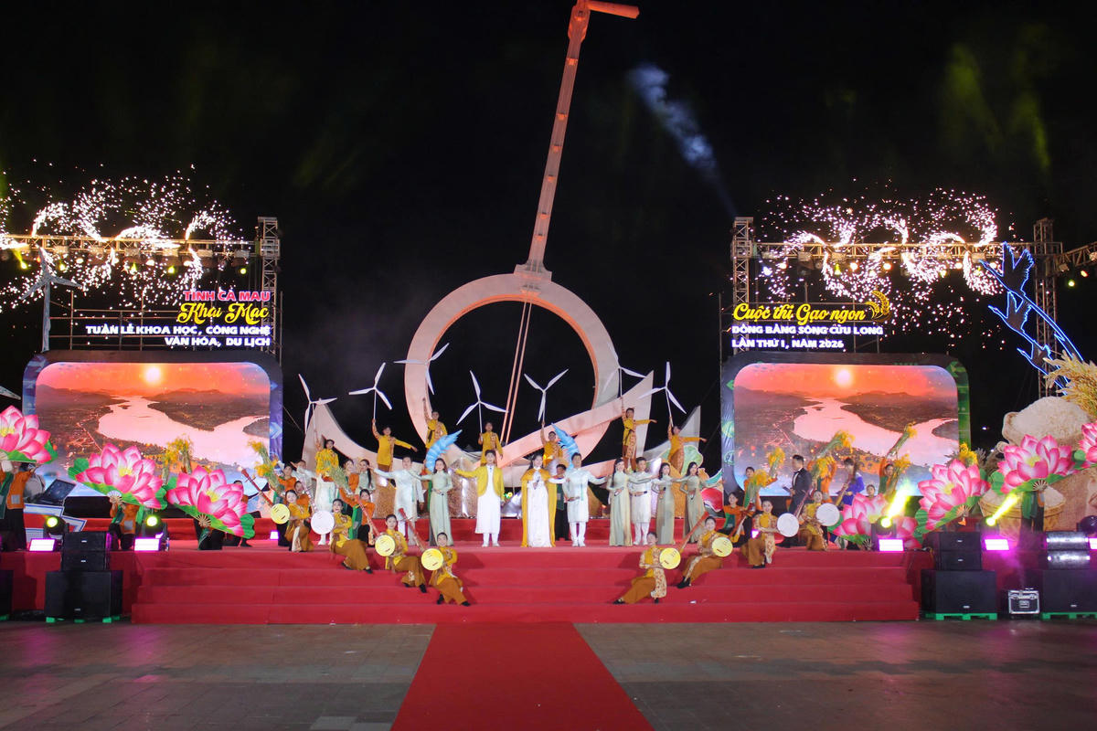 Tiết mục văn nghệ tại Lễ khai mạc. Ảnh: Nguyên Du