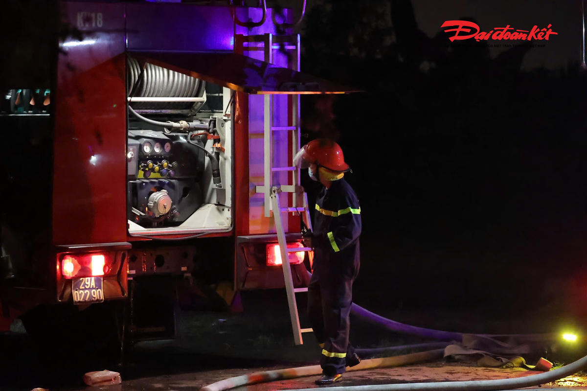 Trước tình hình đó, chỉ huy chữa cháy đã khẩn trương chỉ đạo các mũi trinh sát tổ chức tìm kiếm người bị nạn, đồng thời triển khai phương án dập lửa, khống chế đám cháy.