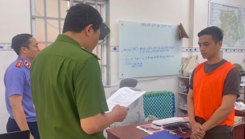 Đối tượng Nguyễn Văn Dũng tại cơ quan công an.