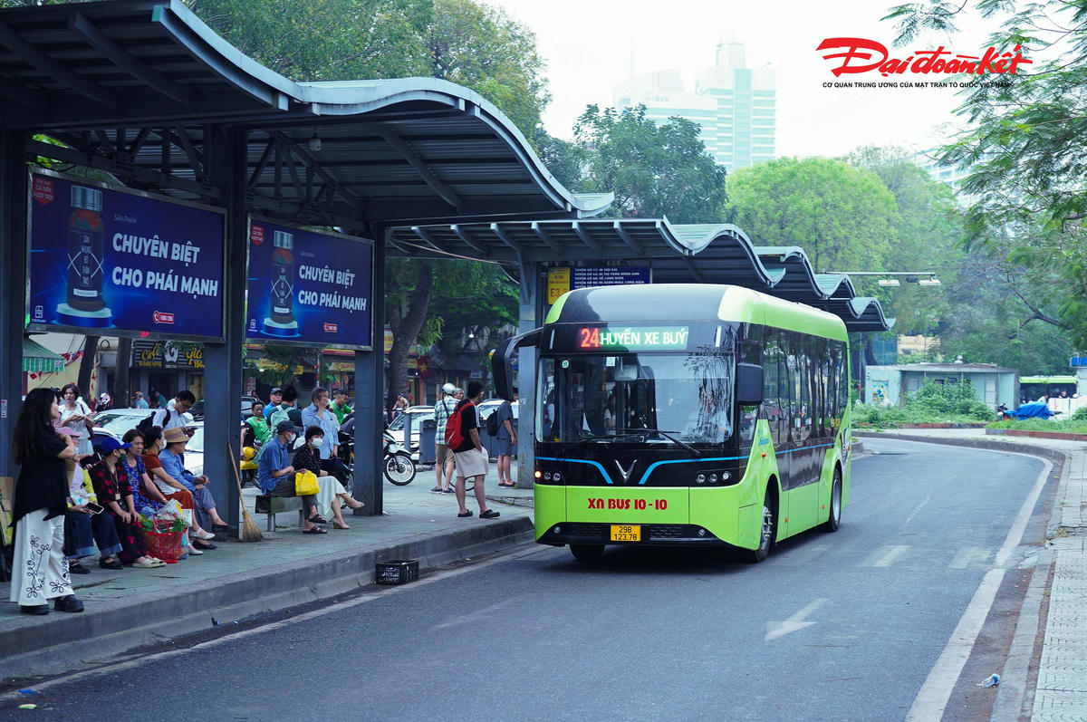 Xe buýt Hà Nội tăng cường hoạt động, sẵn sàng phục vụ nhu cầu đi lại tăng cao của người dân trong dịp nghỉ lễ Giỗ Tổ Hùng Vương và 30/4 – 1/5.