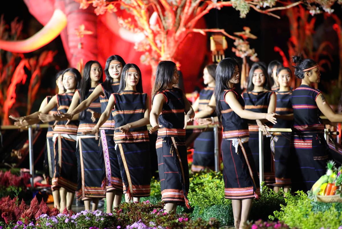 Một số tiết mục múa tại chương trình nghệ thuật "Đại ngàn reo". Ảnh: Đình Sang.