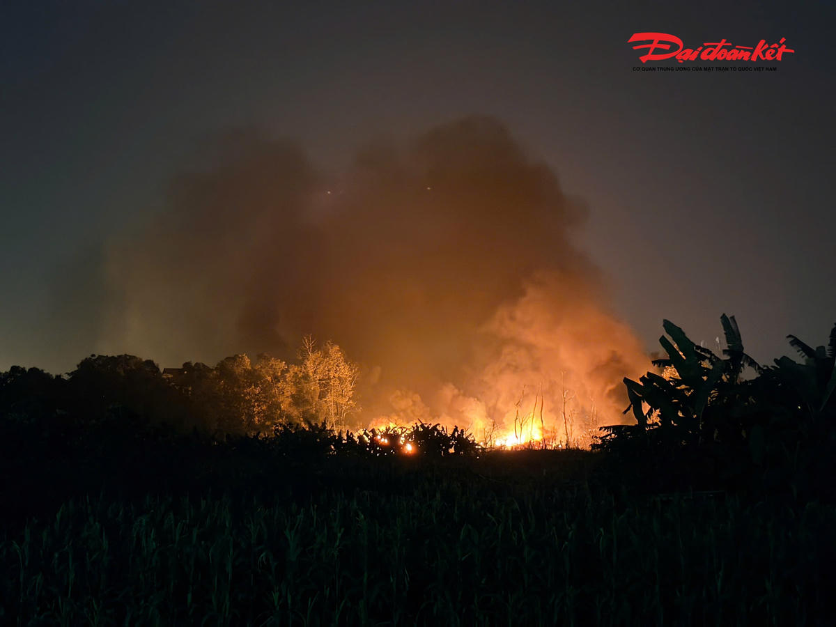 Khống chế kịp thời đám cháy tại kho xưởng chứa dầu thải ở Hà Nội