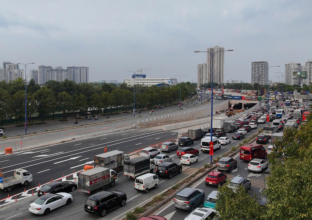 Dòng phương tiện chủ yếu là ô tô chờ đợi đi vào cao tốc TP Hồ Chí Minh-Long Thành. Ảnh: Đ.X.