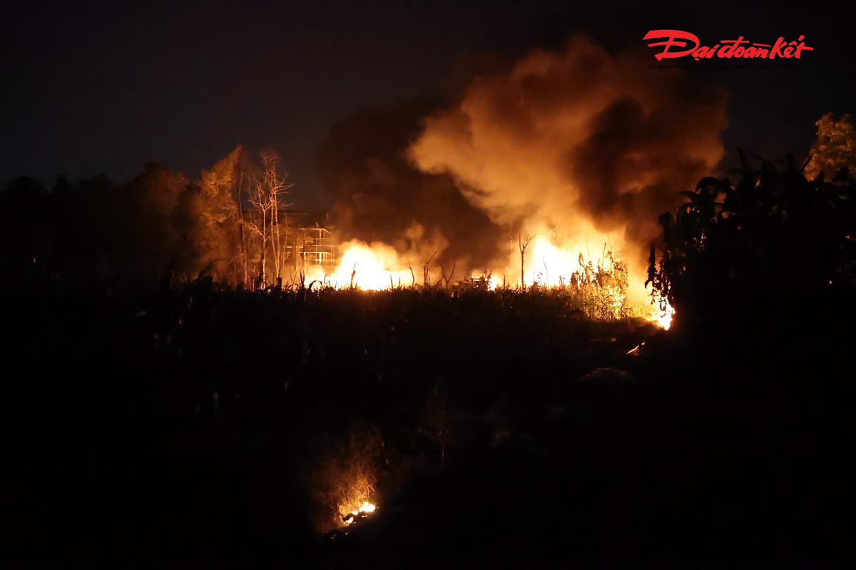 Khống chế kịp thời đám cháy tại kho xưởng chứa dầu thải ở Hà Nội