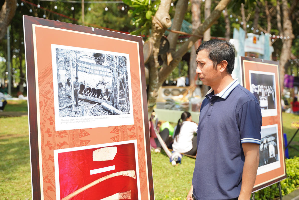 Anh Nguyễn Thanh Bình đang xem triển lãm ảnh "Bác Hồ với các dân tộc Gia Lai". Ảnh: Đình Sang.