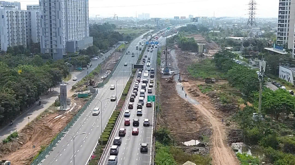 Dòng phương tiện ở đường dẫn vào cao tốc. Chủ yếu là hướng ra khỏi thành phố đông đúc ô tô. Ảnh: Đ.X.