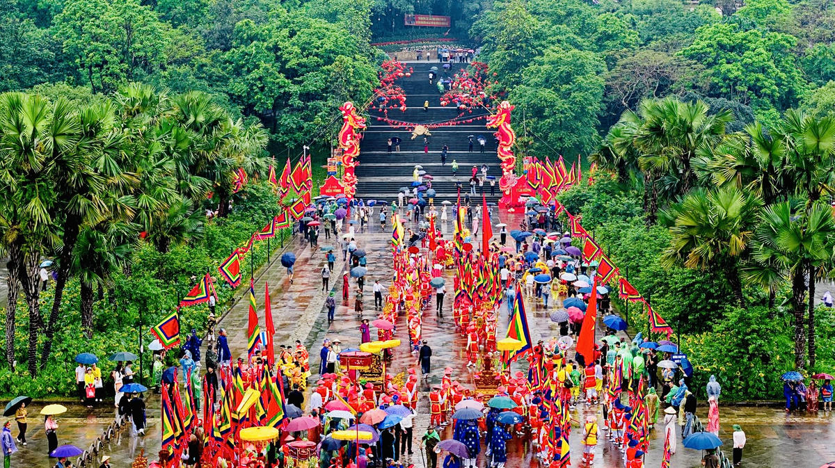 Dòng người thành kính hành hương về Đất Tổ. Ảnh: Tùng Duy.