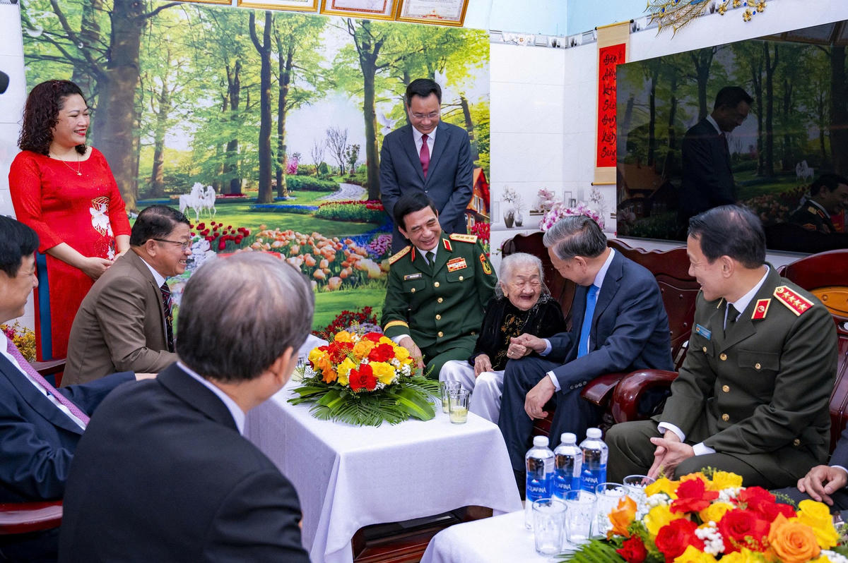 Tổng Bí thư, Chủ tịch nước Tô Lâm cùng đoàn&nbsp;công tác thăm Mẹ Việt Nam Anh hùng. Ảnh: Ngọc Nhã.