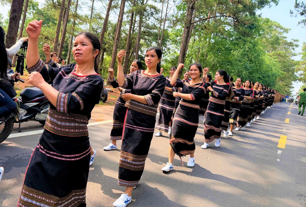 Đồng bào Xơ Đăng đang trình diễn điều múa. Ảnh: CV.