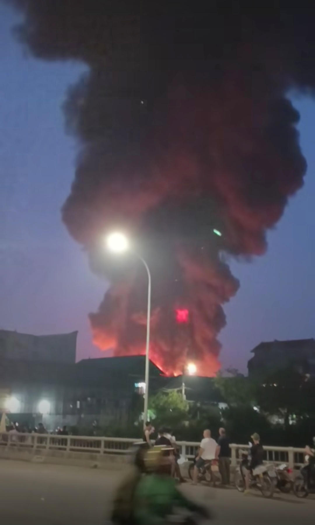 Hà Nội: Cháy lớn kho xưởng tái chế dầu ở Đông Anh