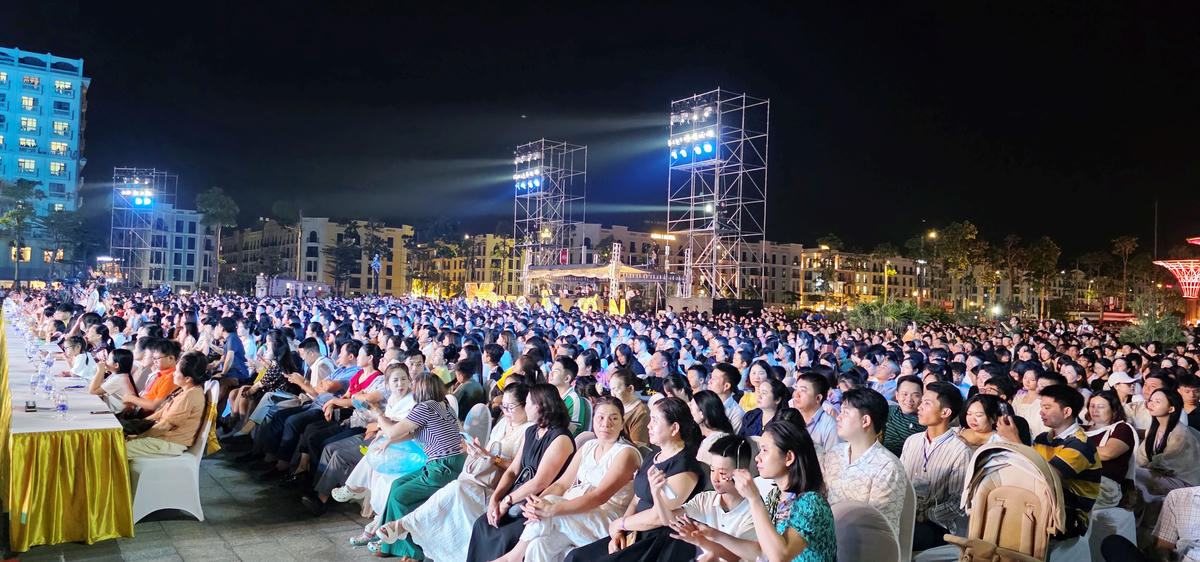 Đông đảo người dân và du khách thập phương đã đến tham dự. Ảnh: Nguyễn Chung.