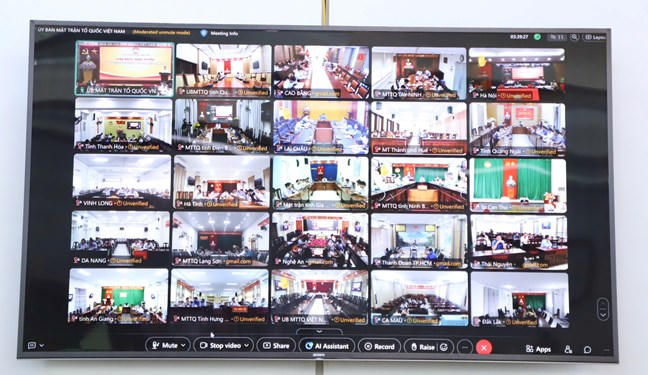 Các đại biểu tham dự Hội nghị trực tuyến toàn quốc triển khai thí điểm nền tảng “Mặt trận số” và tập huấn “Ứng dụng AI trong công tác MTTQ các cấp” tại các điểm cầu.