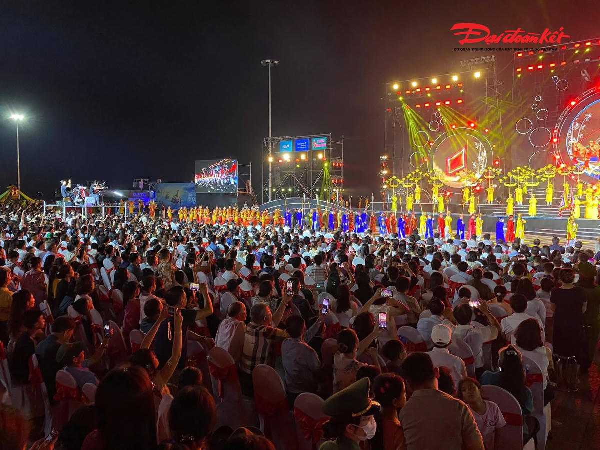 Đây là lần đầu tiên tỉnh Nghệ An tổ chức&nbsp;Festival Du lịch&nbsp;Du lịch theo quy mô cả năm với chủ đề “Bốn mùa biển gọi”. Ảnh: ĐB