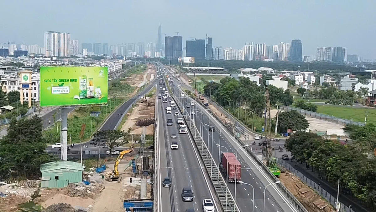 Mặc dù một số dự án hạ tầng đã hoàn thành nhưng chưa kết nối đồng bộ khiến giao thông vẫn ùn tắc cục bộ dịp lễ. Ảnh: Đ.X.