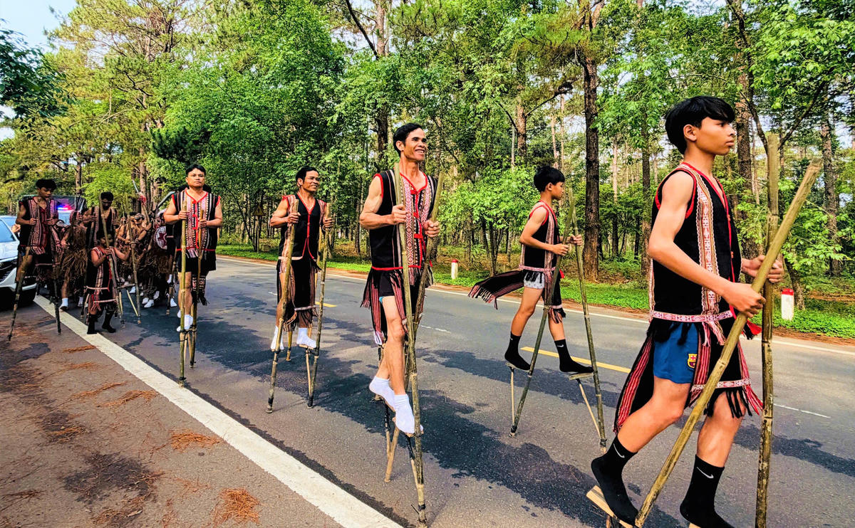 Nghệ nhân đi cà kheo dọc tuyến phố dài gần 3km. Ảnh: CV.