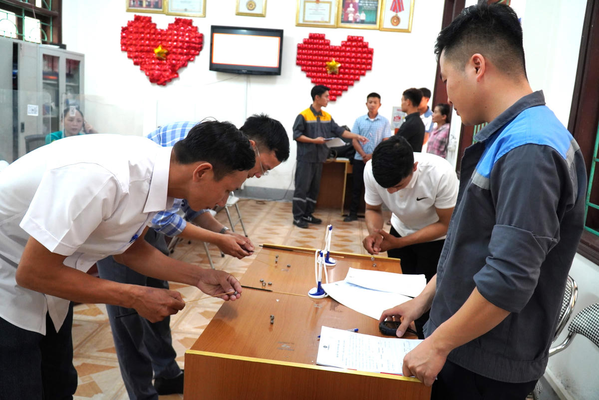 Người lao động thử tay nghề. Ảnh Hạnh Nguyên.