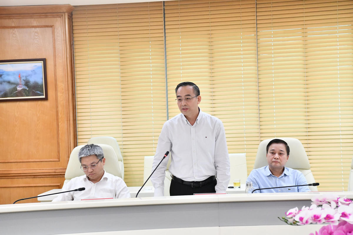 Lãnh đạo Vụ Chế độ và Kiểm soát chất lượng kiểm toán phát biểu tại cuộc họp