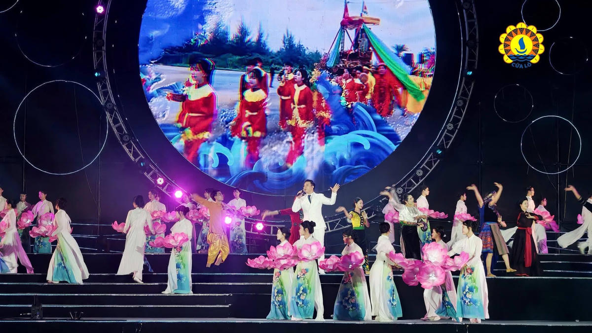 Các tiết mục nghệ thuật được kết hợp hài hòa giữa truyền thống và hiện đại, từ làn điệu dân ca ví, giặm đến các ca khúc trẻ trung, sôi động. Ảnh: ĐB