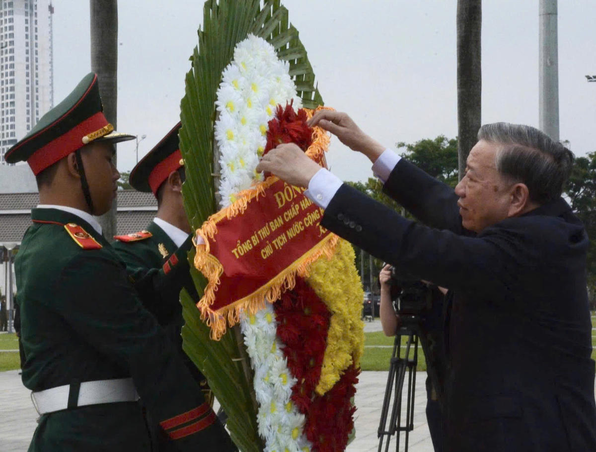 Tổng Bí thư, Chủ tịch nước Tô Lâm dâng hương tưởng niệm các Anh hùng liệt sĩ tại thành phố Đà Nẵng. Ảnh: Tùng Lâm.