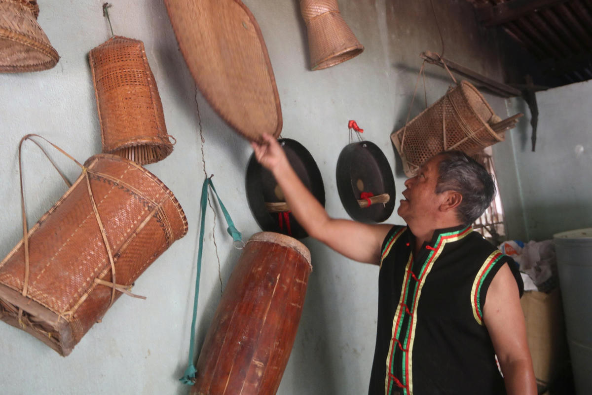 Bộ sưu tầm văn hóa Co của ông Dương Lai. 	Ảnh Tấn Thành.