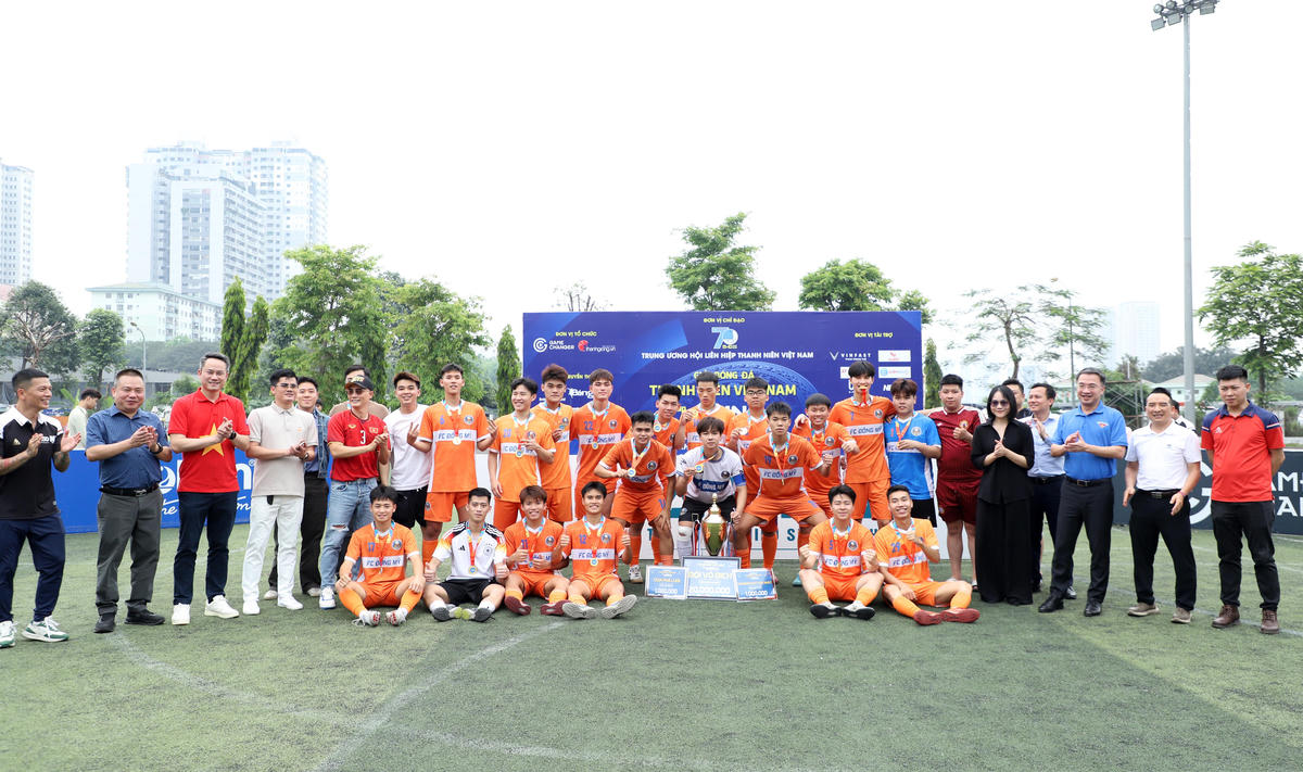 Ban Tổ chức chụp ảnh lưu niệm cùng Đội bóng Đông Mỹ FC - đội vô địch của giải bóng đá Thanh niên Việt Nam – Cúp ASINA năm 2026.